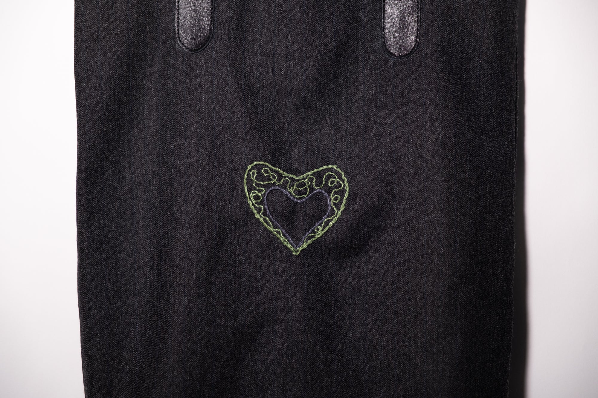 Bordado Gris entre Verde