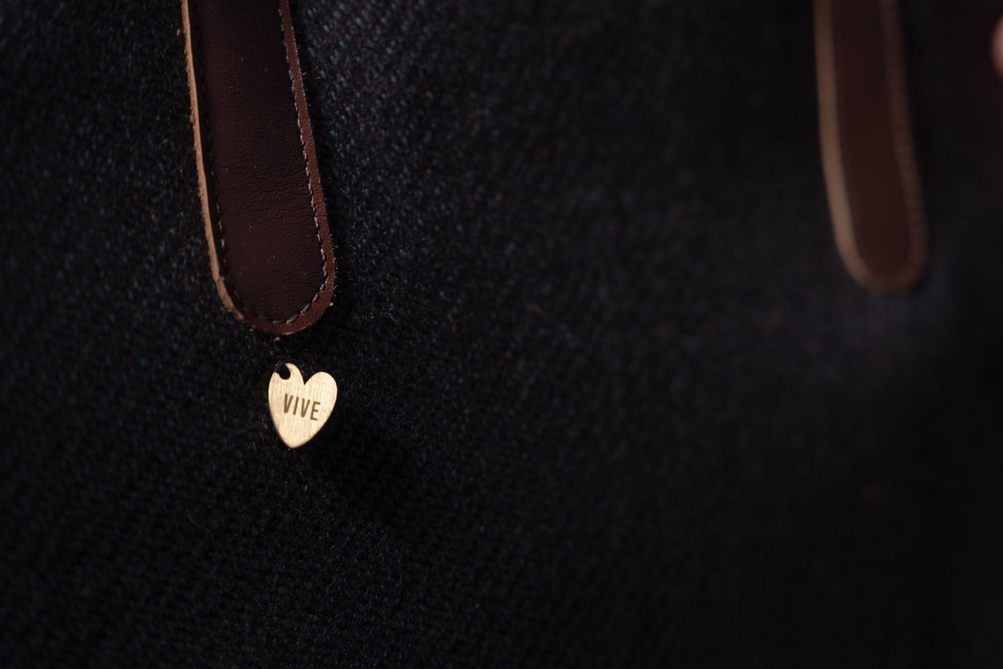 Cartera Paño Medalla Corazón Materiales: Paño, Medalla Corazón Bronce y Correa en Cuero