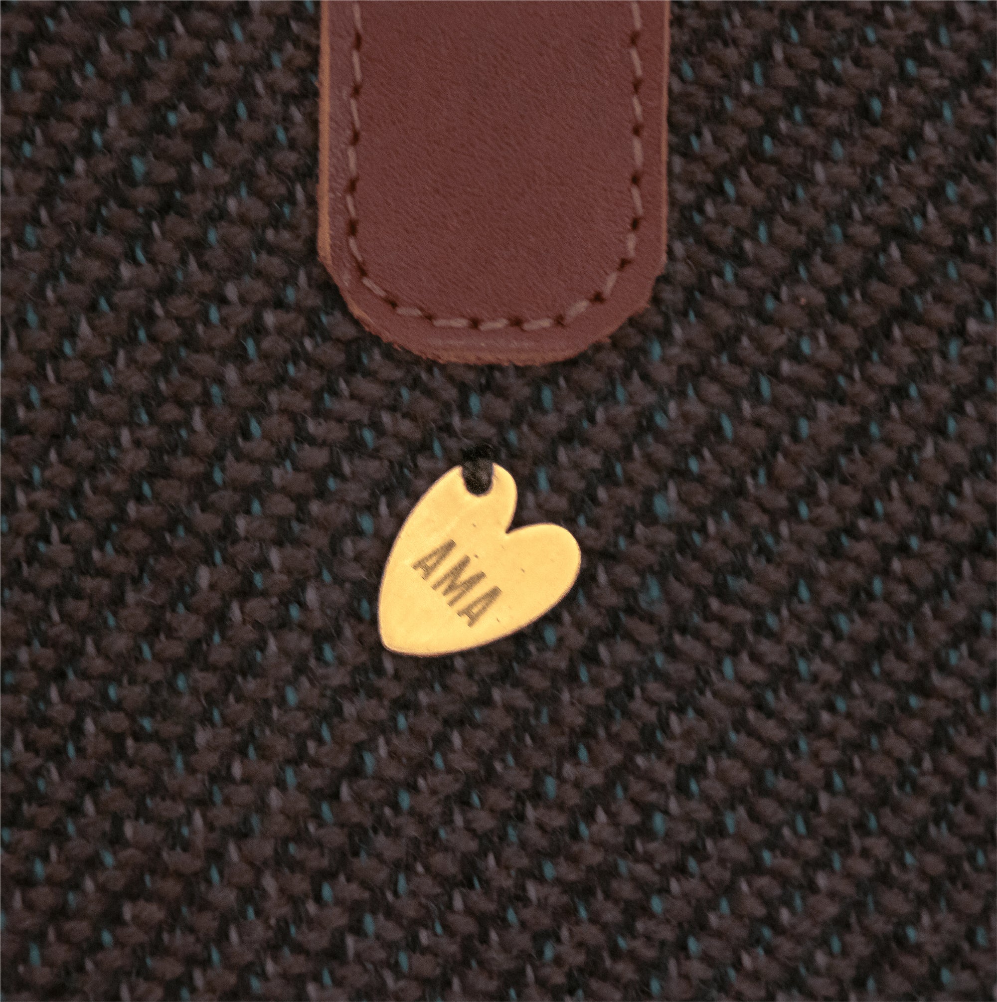 Cartera Paño Medalla Corazón Ama
