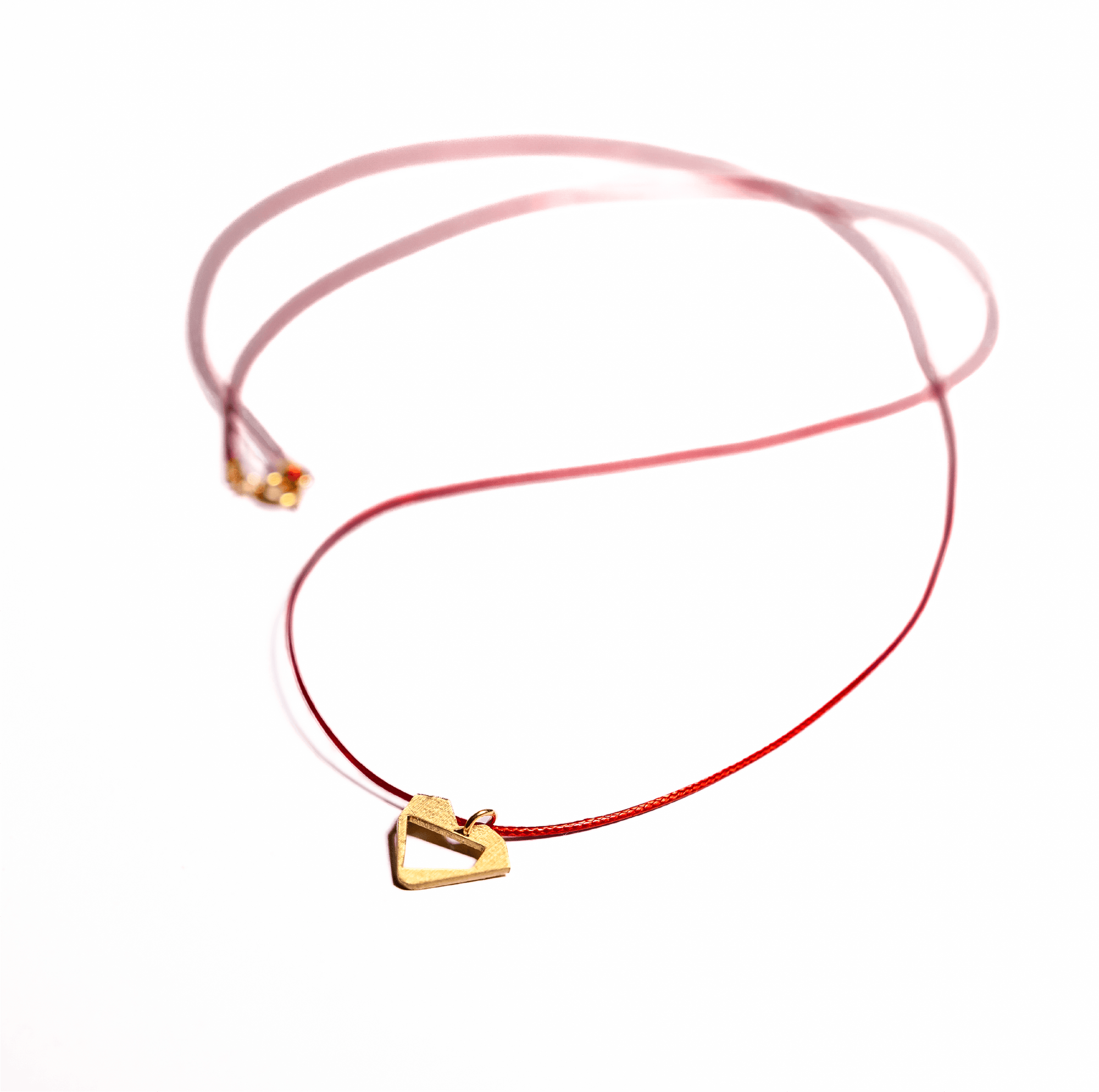 Corazón Geométrico Bronce Chiquito Cordón Rojo