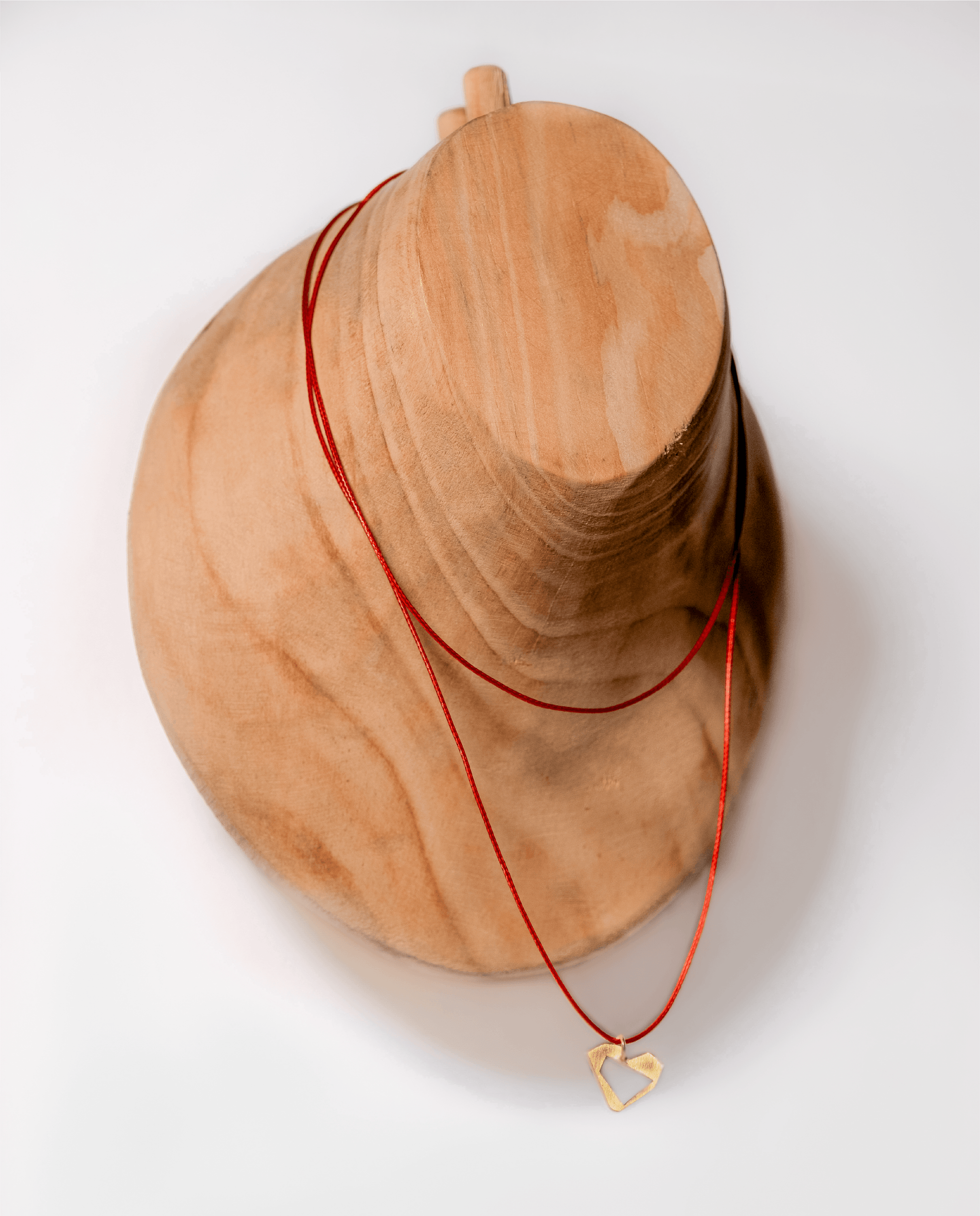 Corazón Geométrico Bronce Chiquito Cordón Rojo