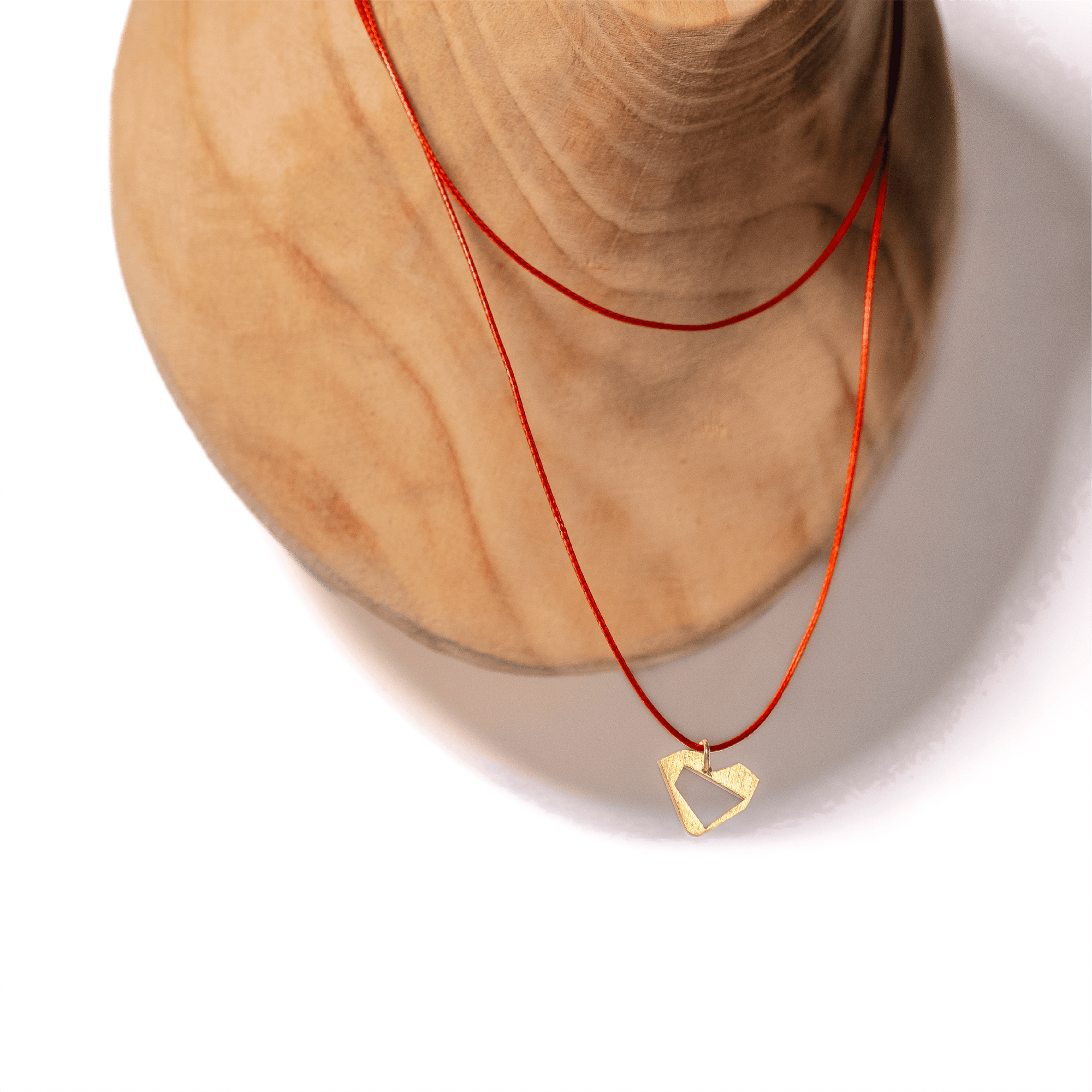 Corazón Geométrico Bronce Chiquito Cordón Rojo