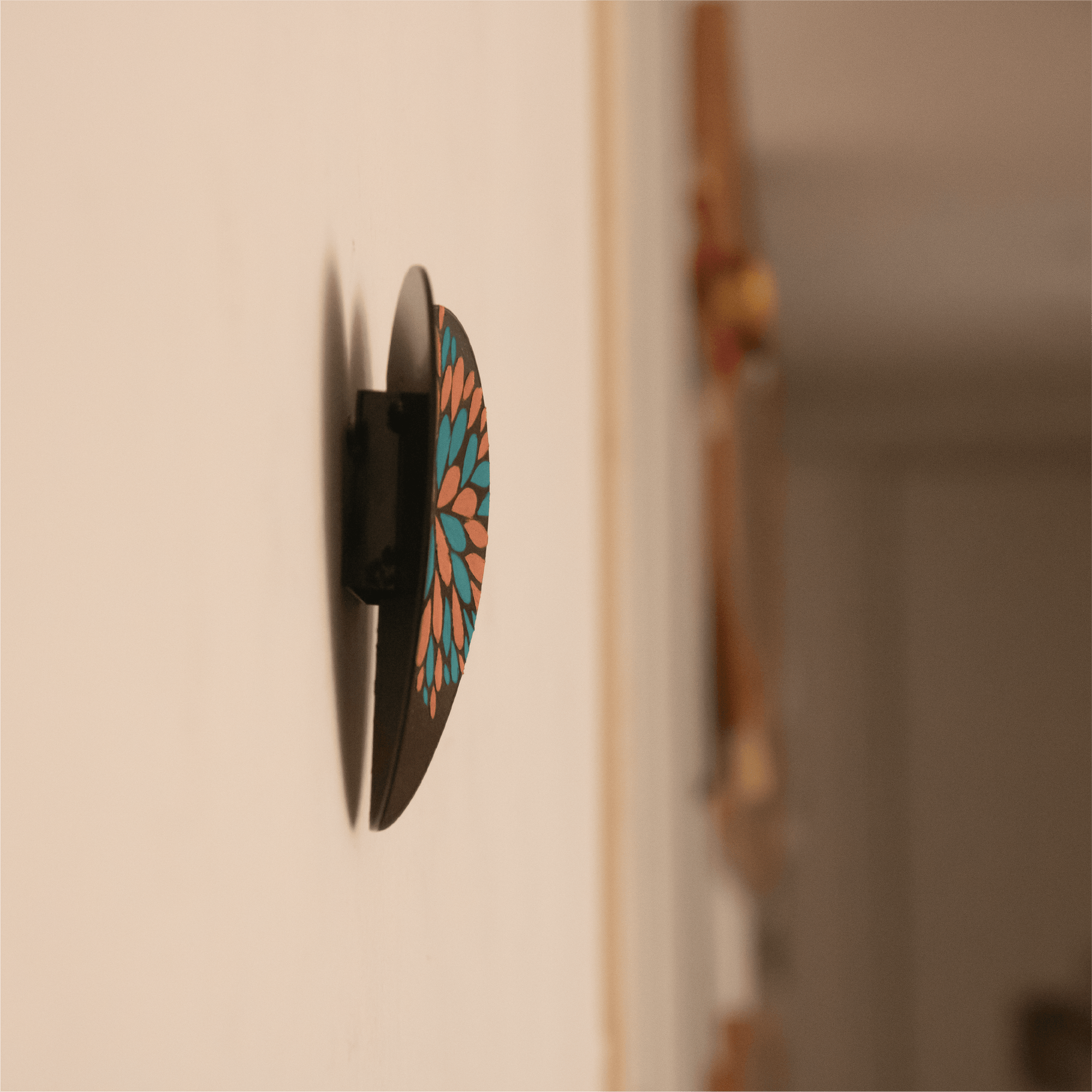 Alado Pequeño Negro Pétalos Azules y Cobre