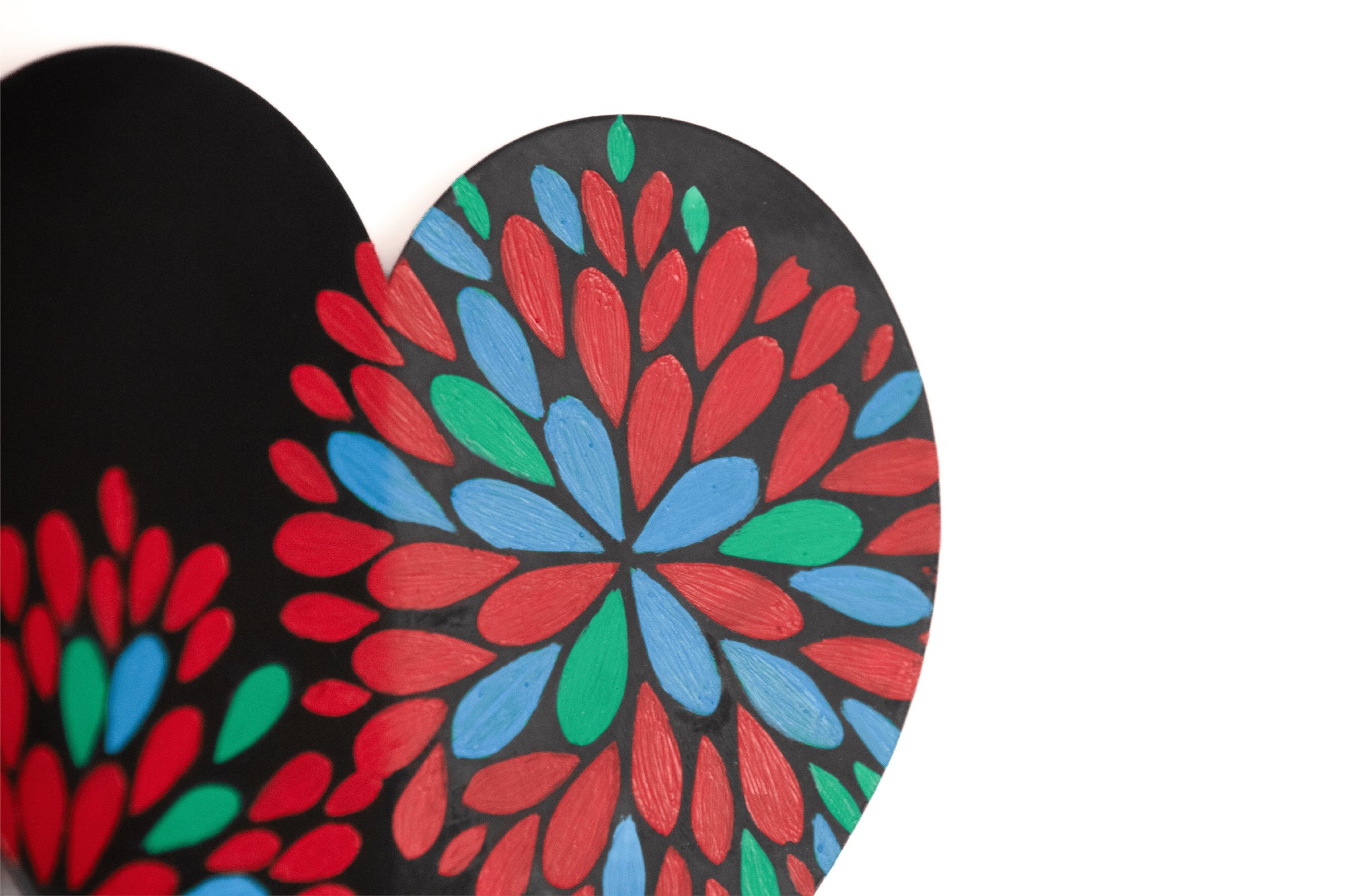 Alado Pequeño Negro Pétalos Rojos y Azules